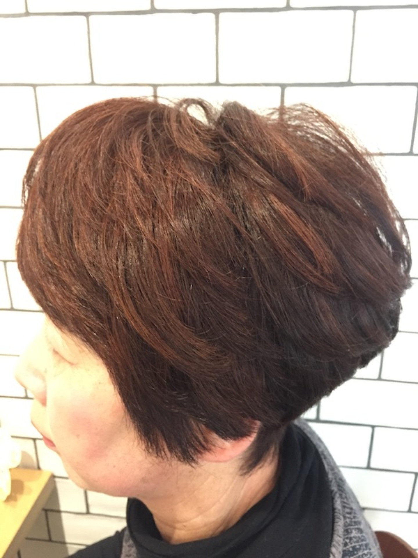 秋らしくオレンジ系カラーのショートはとても上品