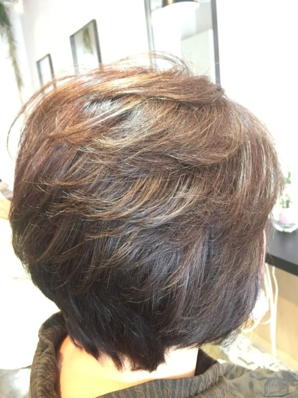 伸ばしている途中のミディアムショート