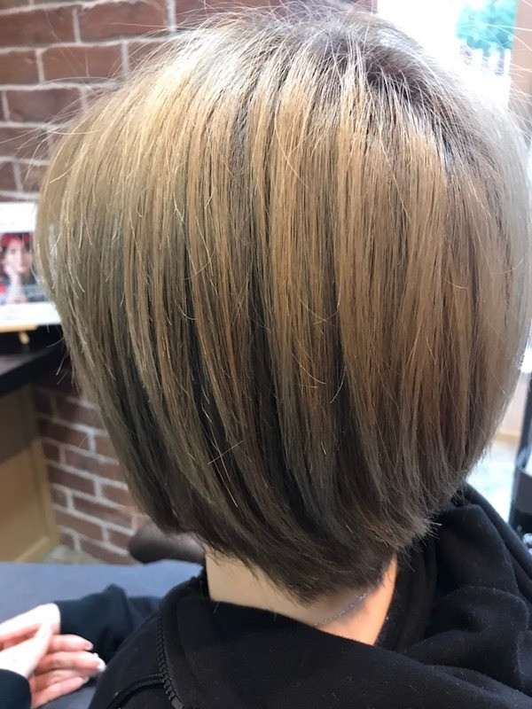 ミディアムボブでパール系シルパー