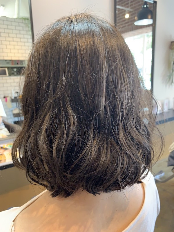 以前のパーマを残しつつバッサリとミディアムスタイルに！