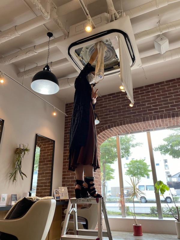 暇な時間にエアコンフィルターを清潔に掃除してくれました！姫路市の美容院BEREA(ベレア)はお客様のキレイを叶える美容室／ヘアサロン