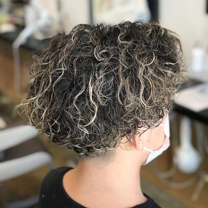 ツーブロックのパーマスタイルににブリーチでハイライト！姫路市の美容院BEREA(ベレア)はお客様のキレイを叶える美容室／ヘアサロン