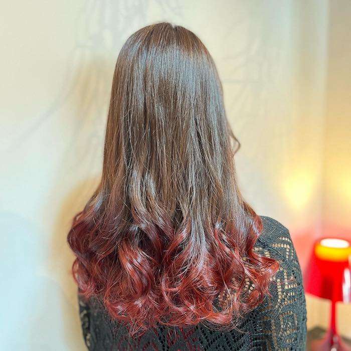 毛先に赤のグラデーションカラー！姫路市の美容院BEREA(ベレア)はお客様のキレイを叶える美容室／ヘアサロン